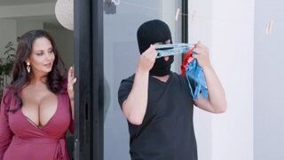 أمي تكشفني أراقبها وهي تفرق طيزها سكس محارم - xnx