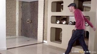 ينيك زوجة صديقه في اجتماع عمل - xnx