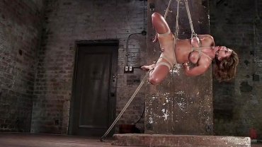سكس عنيف مربوطة فالأعلى وضرب الكس