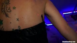 سكس جماعي يجب أن تكون حازماً مع المرأة - xnx